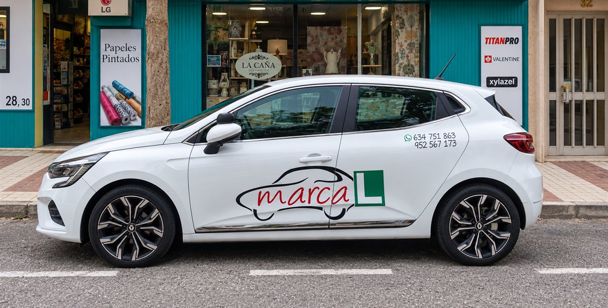 Coche de prácticas de Autoescuela Marca L en Arroyo de la Miel, Benalmádena