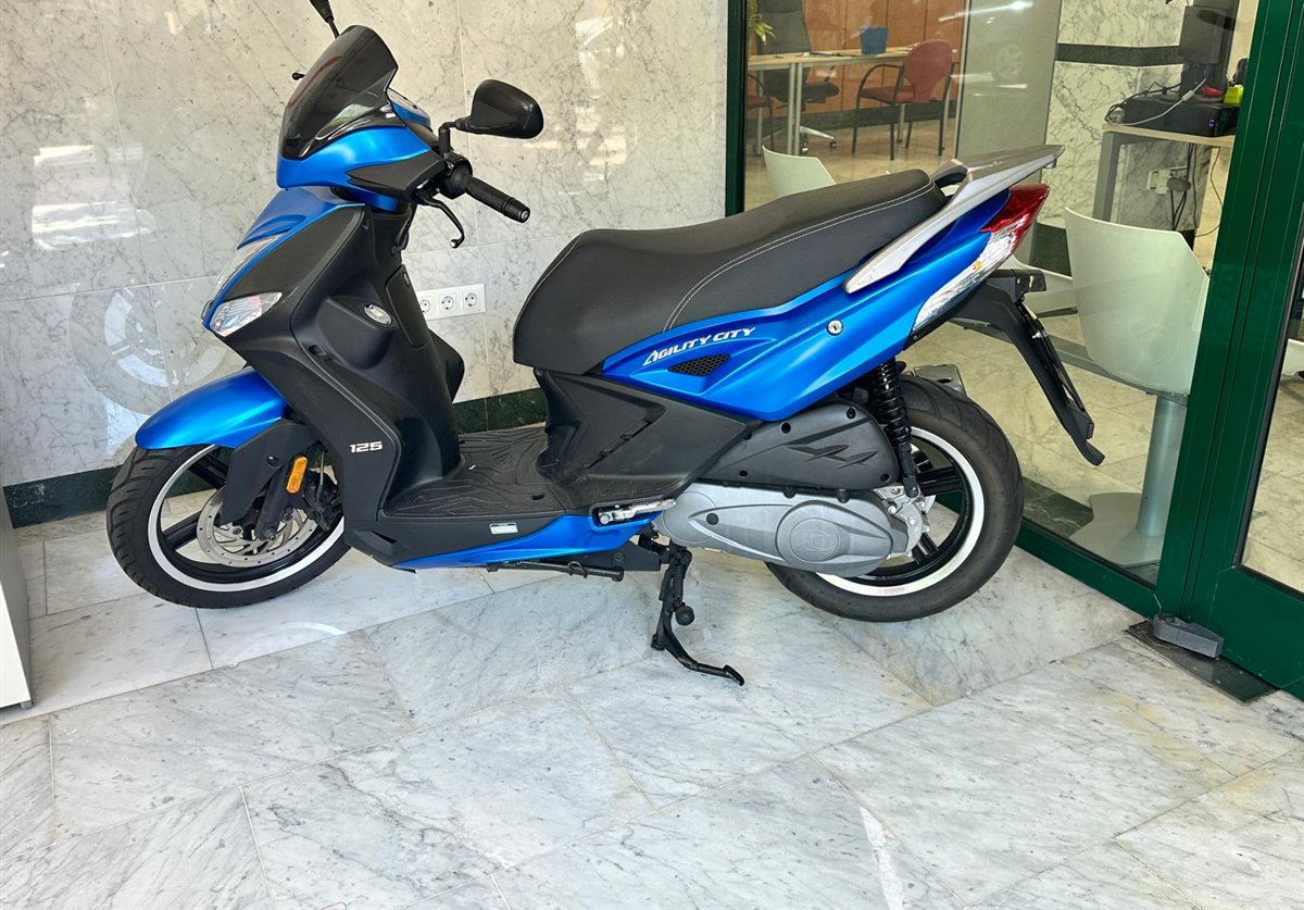 Scooter Kymco Agility City 125 de prácticas para el permiso A1, en la oficina de Autoescuela Marca L en Arroyo de la Miel